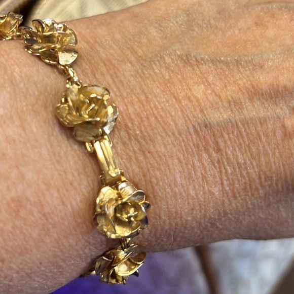BEAUTIFUL ROSE BLOOMS GOLD BRACELET - Picture 7 of 10